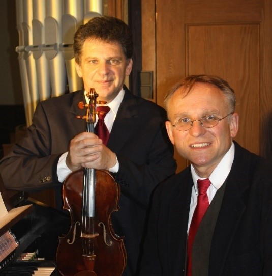 Die beiden Musiker Semjon Kalinowsky (Viola) und Konrad Kata (Orgel)