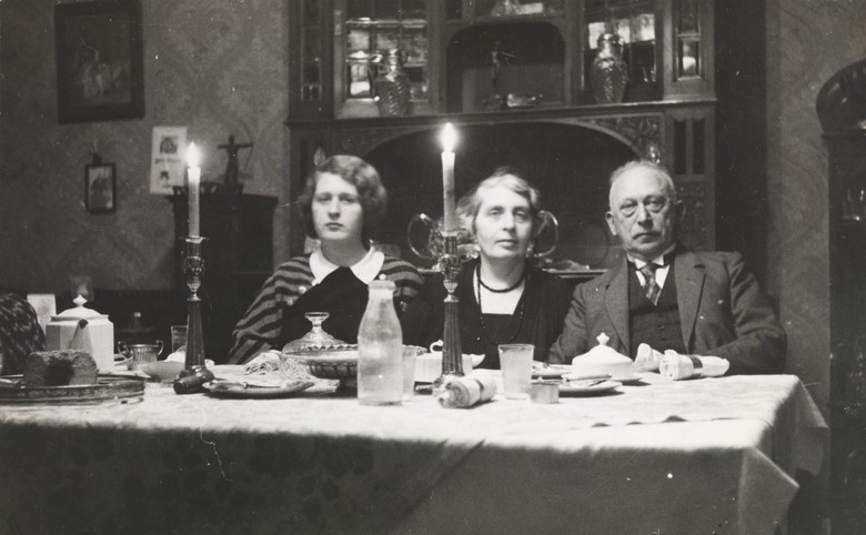 Fotografie der Familie Münden bei einem Festessen, Hamburg, November 1933