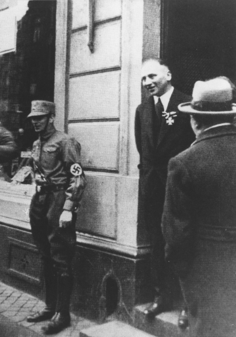 Fotografie: Richard Stern vor seinem Geschäft, Köln, April 1933
